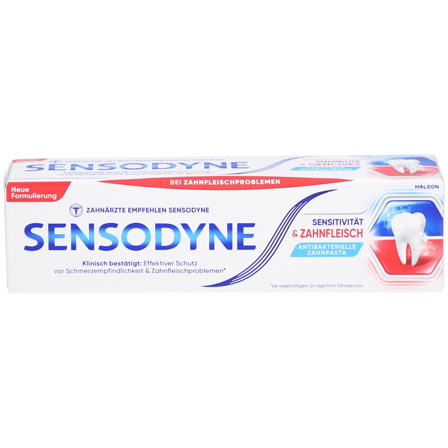 Verpackung von Sensodyne. Weiß, blau und rot. Text: Sensitivität & Zahnfleisch, antibakterielle Zahnpasta. Zahn-Grafik.