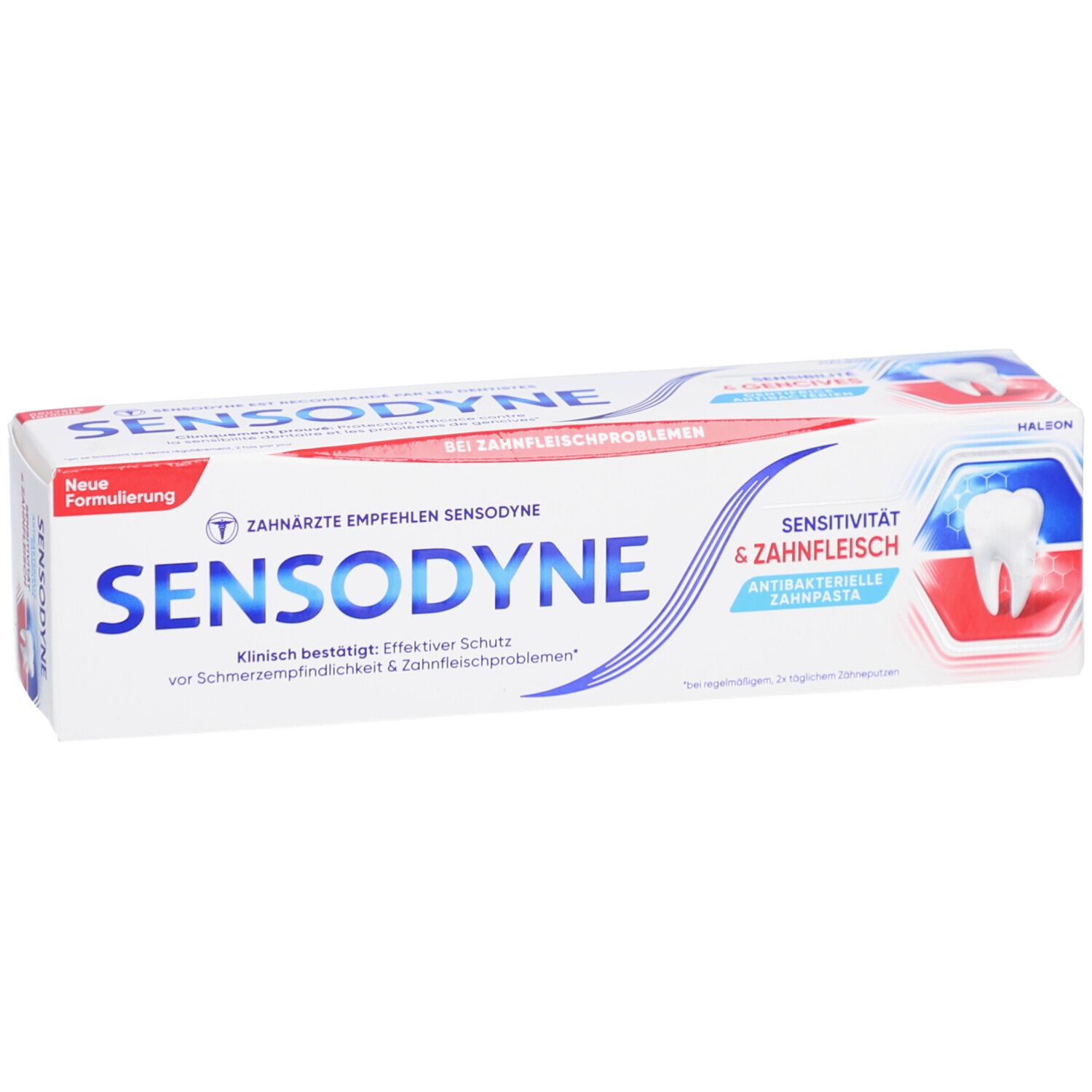 Verpackung von Sensodyne. Weiß, blau und rot. Text: Sensitivität & Zahnfleisch, antibakterielle Zahnpasta. Zahn-Grafik.