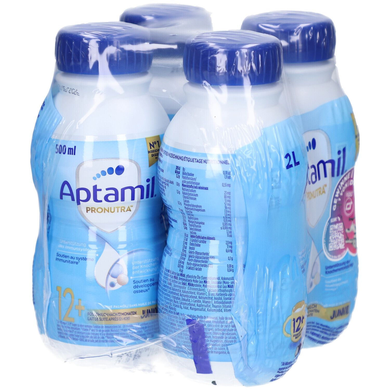 Quatre bouteilles Aptamil Junior emballées. Bouteilles bleues avec bouchons bleus. Inscriptions: Aptamil, Pronutra, 12+.