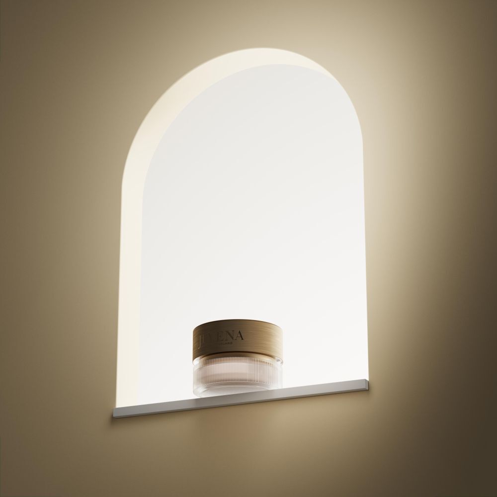 Creme-Tiegel in einer Nische. Goldfarbener Deckel, Aufschrift: JUVENA. Die Nische ist beleuchtet.