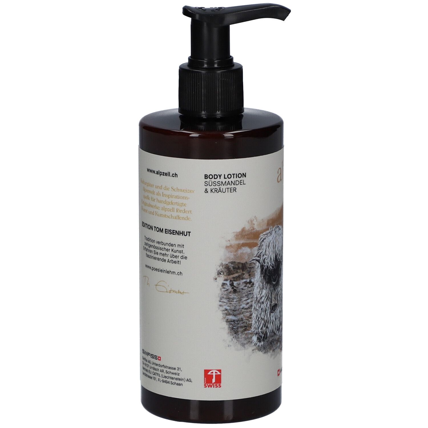 Flacon brun avec pompe noire. Étiquette avec texte, logo et illustration. "Body Lotion Amande douce & Herbes alpines".