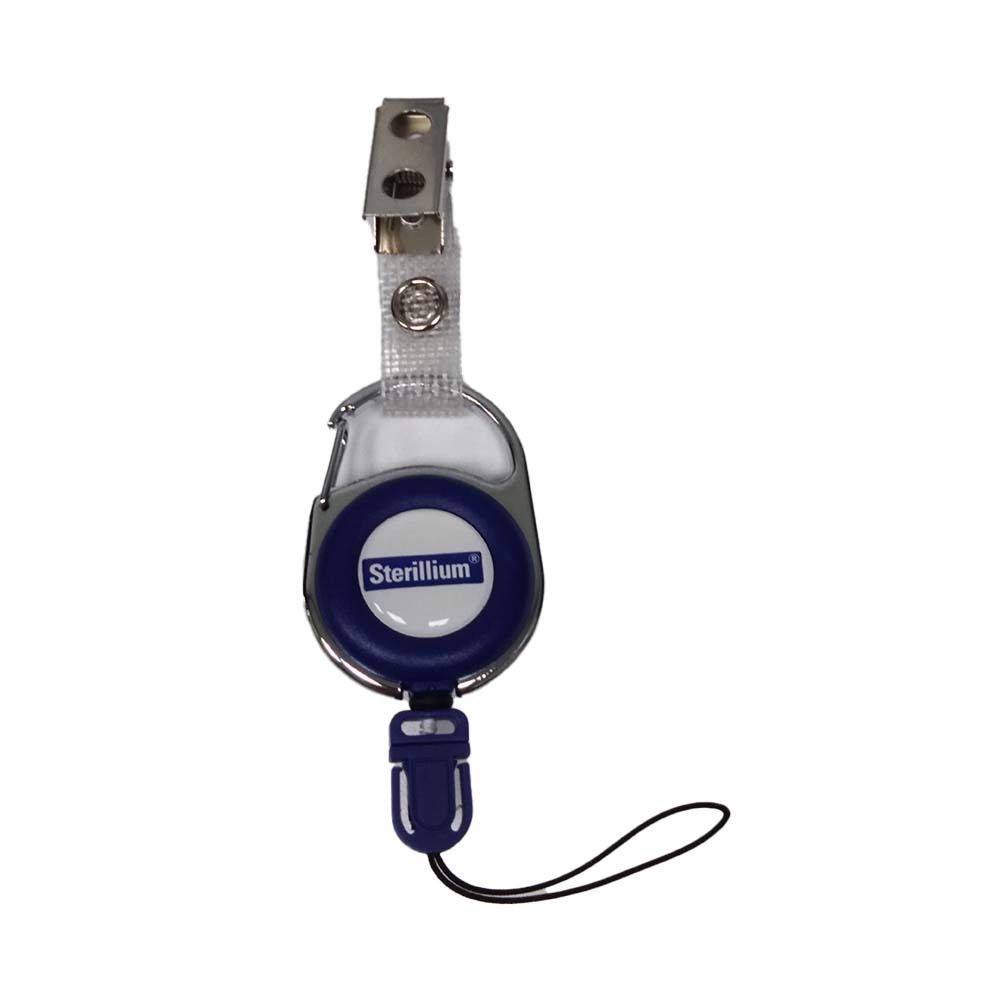 Blau-weißer Rollclip mit Sterillium-Logo. Metallclip und schwarze Schlaufe. Kunststoffgehäuse.