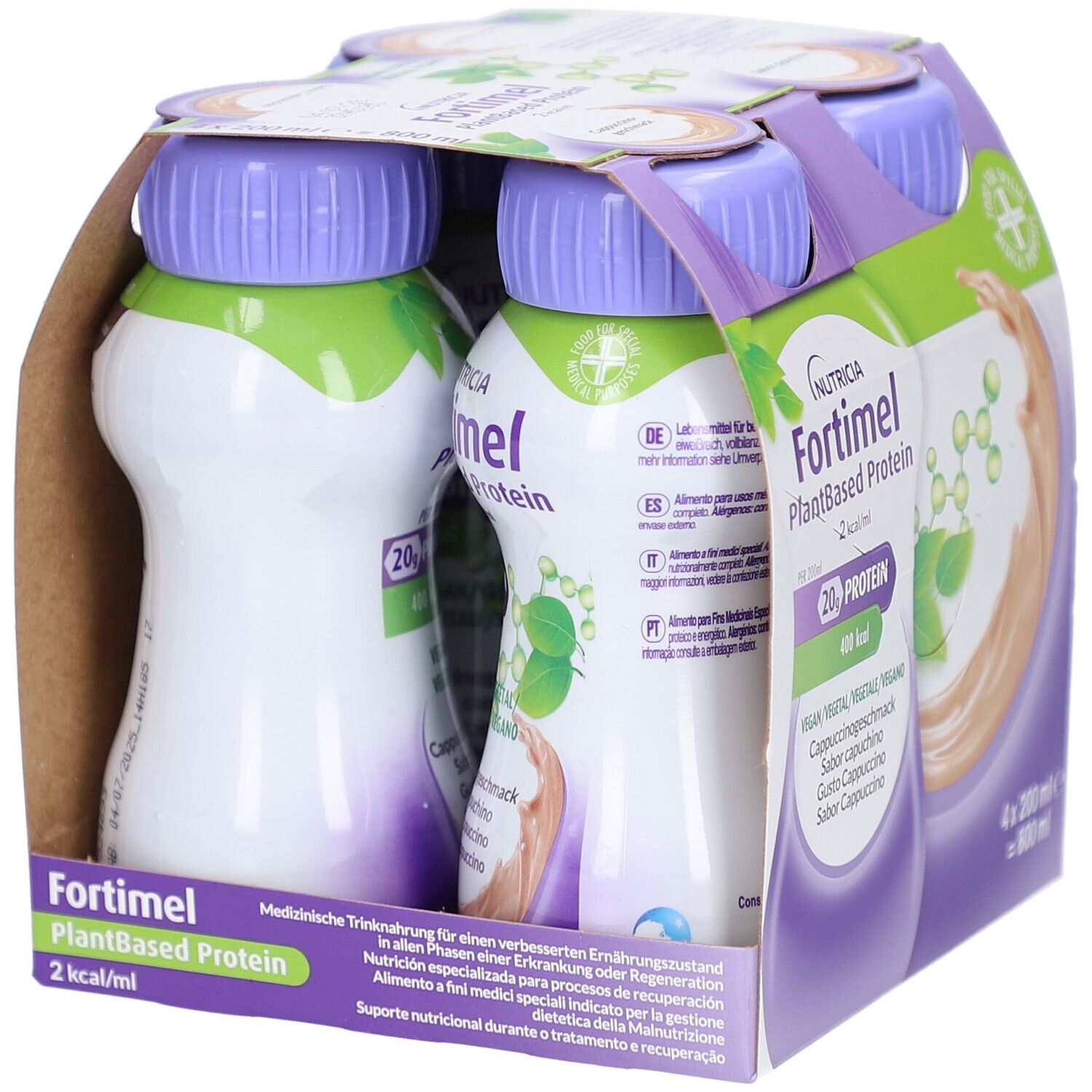 Packung mit vier Flaschen Fortimel PlantBased Protein Cappuccino. Flaschen mit lila Deckeln, in Pappverpackung.