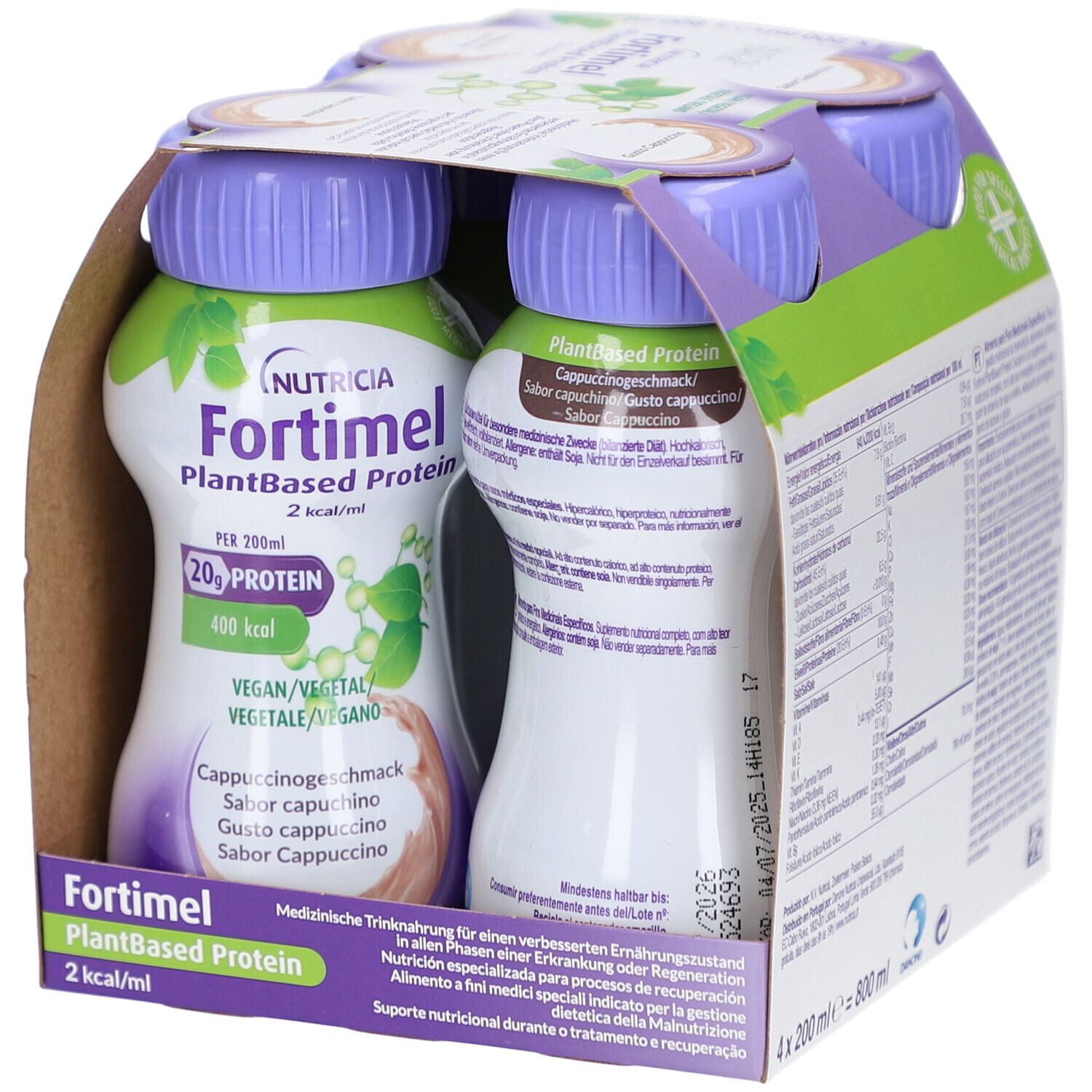 Packung mit vier Flaschen Fortimel PlantBased Protein Cappuccino. Flaschen mit lila Deckeln, in Pappverpackung.