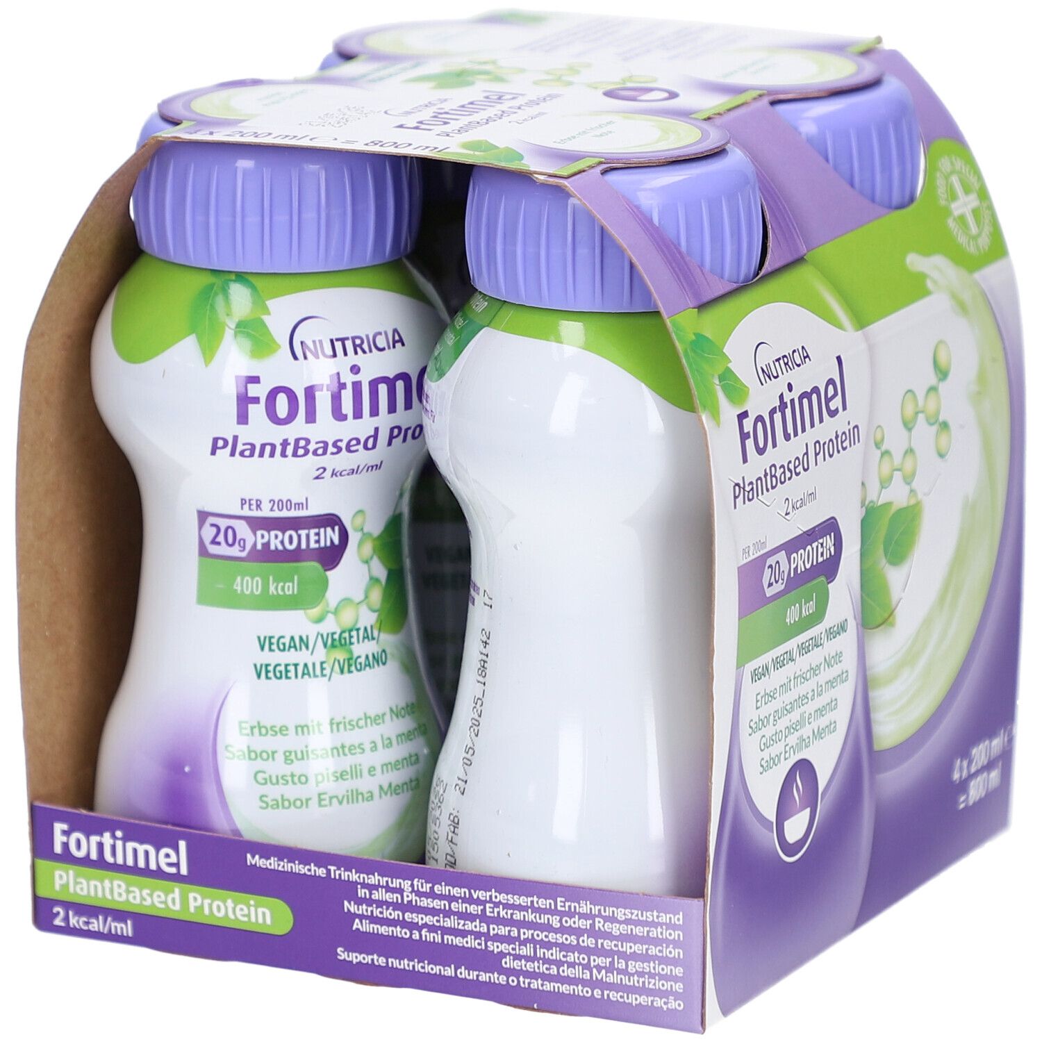 Packung mit vier Flaschen Fortimel PlantBased Protein. Flaschen mit lila Deckel, grüne Etiketten. Aufdruck: 20g Protein.
