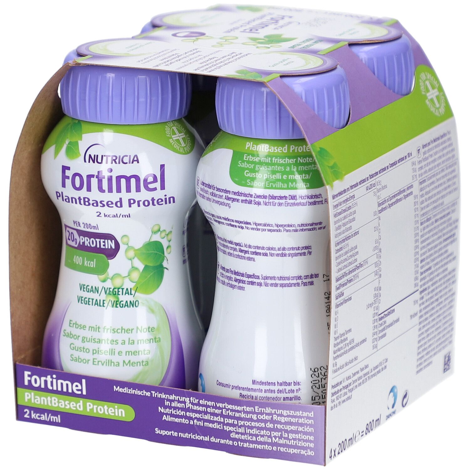 Packung mit vier Flaschen Fortimel PlantBased Protein. Flaschen mit lila Deckel, grüne Etiketten. Aufdruck: 20g Protein.