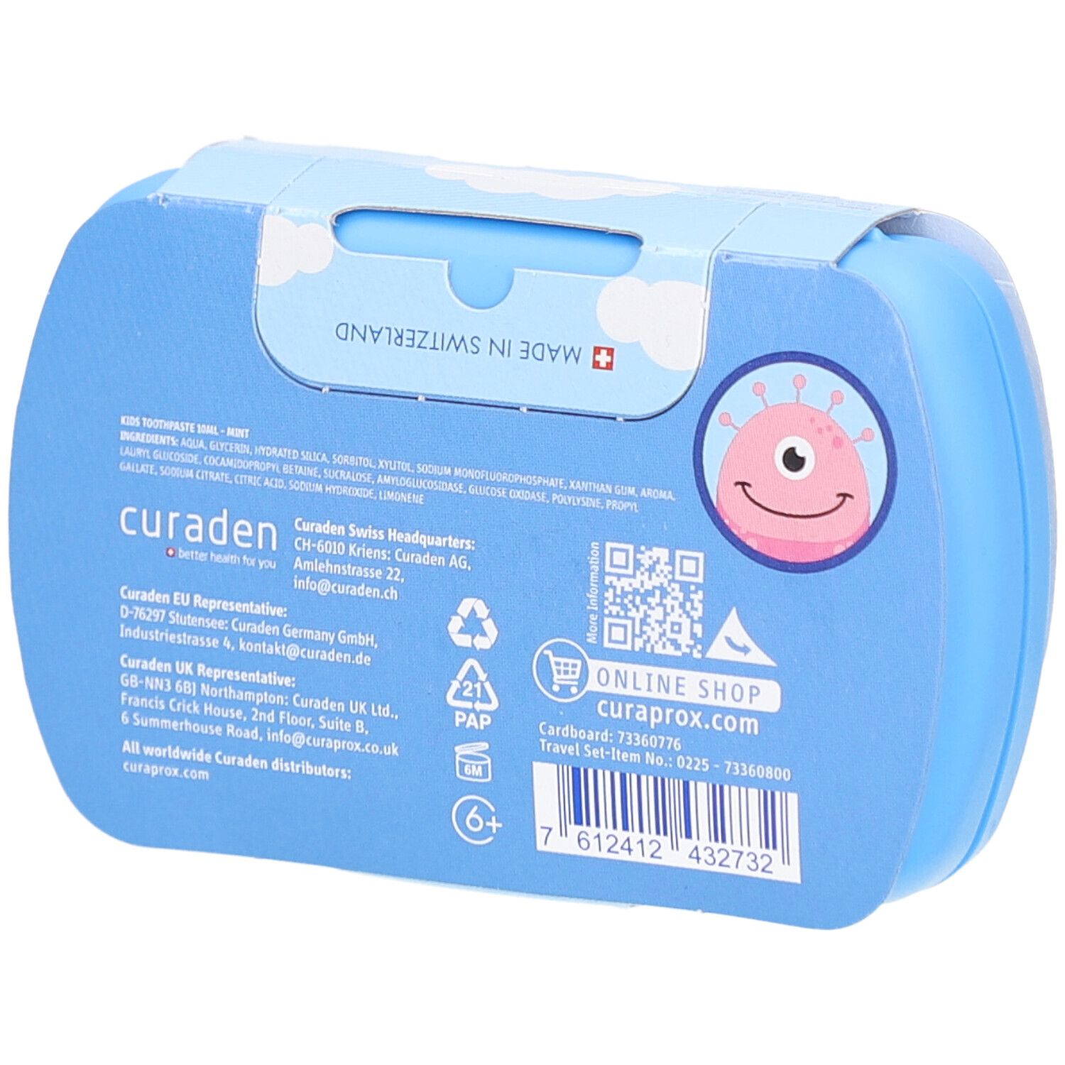 Dos de l'emballage de la trousse de voyage bleue. Informations textuelles, code QR et logo. Fabriqué en Suisse.