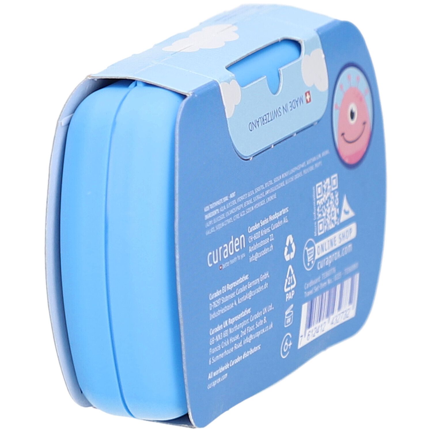 Trousse de voyage bleue pour enfants. Emballage en forme d'avion. Vue latérale avec texte et logo. Fabriqué en Suisse.