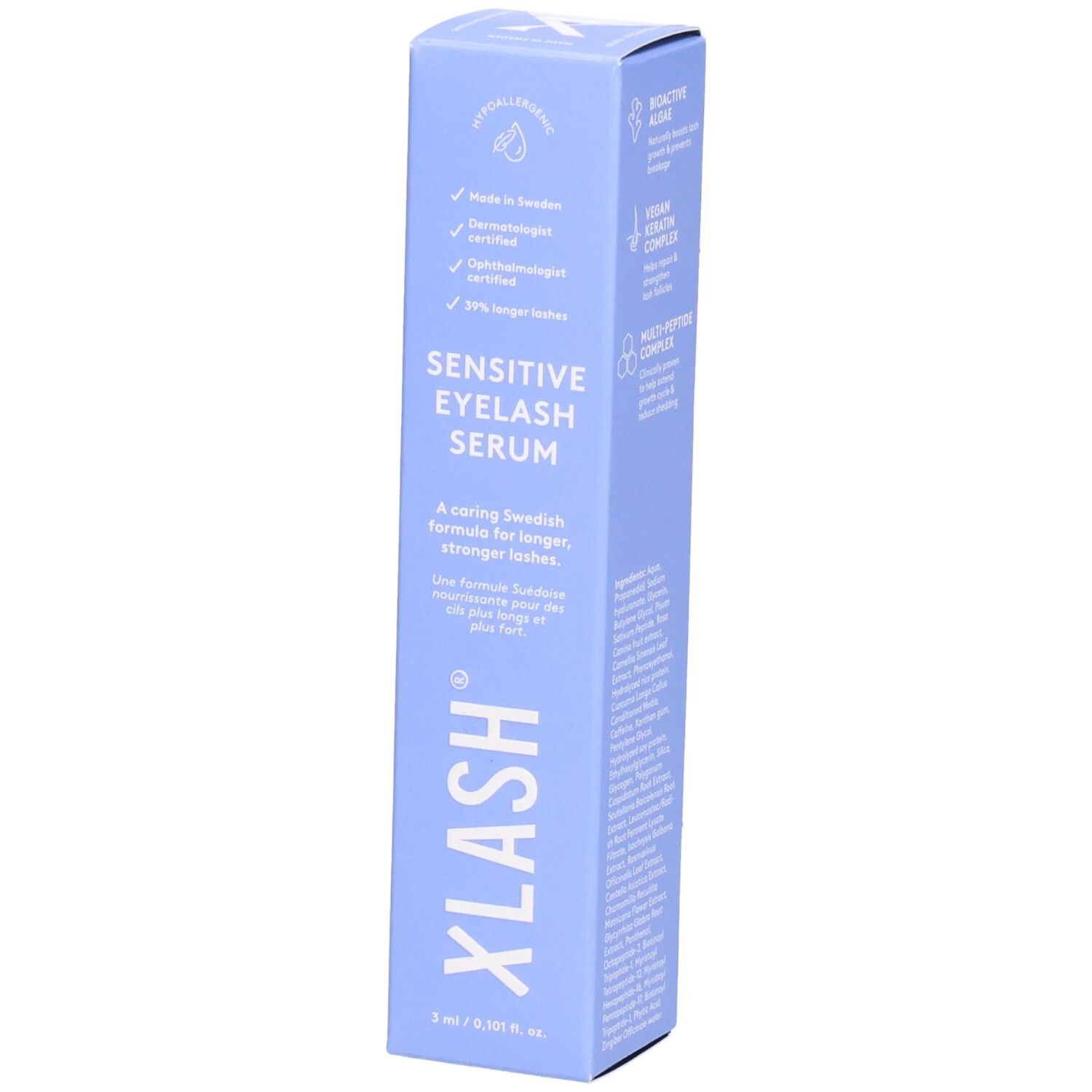 Hellblaue Verpackung mit Produktnamen: SENSITIVE EYELASH SERUM. Marke: XLASH. Text: 2 ml / 0.101 fl. oz. Zertifizierungen.
