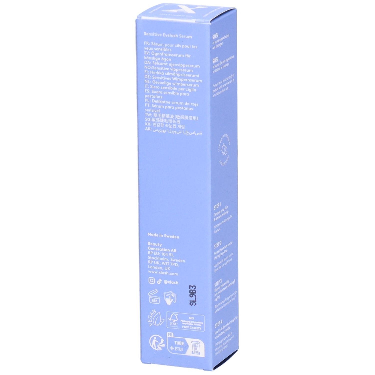 Hellblaue Verpackung mit Text. Enthält Informationen zu Inhaltsstoffen und Hersteller. Marke: XLASH. Produktname: SENSITIVE EYELASH SERUM.