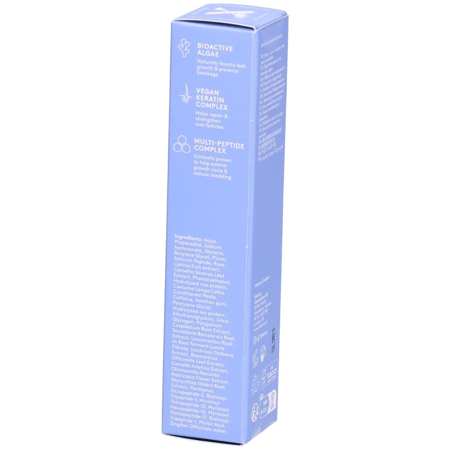 Hellblaue Verpackung mit Text. Enthält Informationen zu Inhaltsstoffen. Marke: XLASH. Produktname: SENSITIVE EYELASH SERUM.