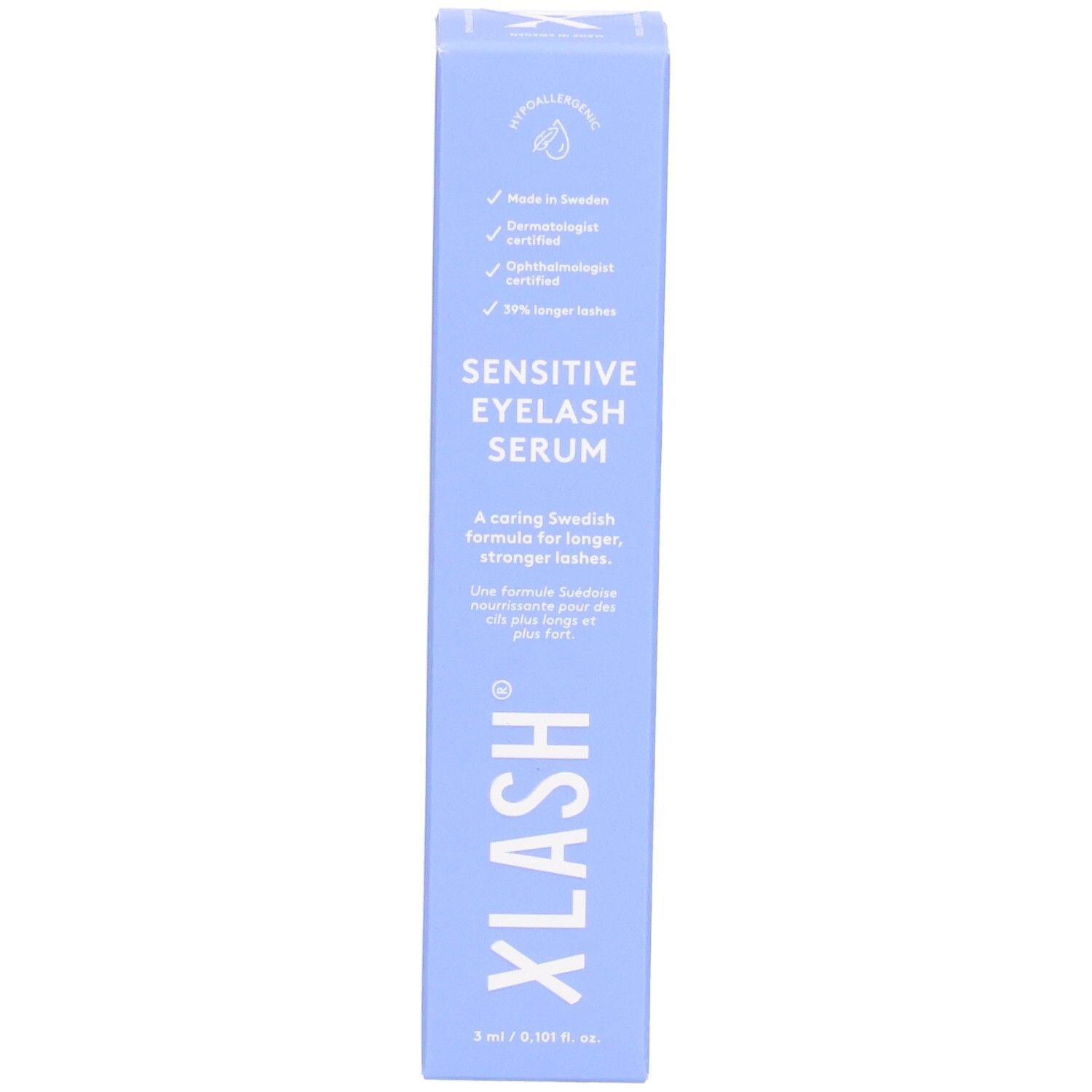 Hellblaue Verpackung mit Produktnamen: SENSITIVE EYELASH SERUM. Marke: XLASH. Text: 2 ml / 0.101 fl. oz. Zertifizierungen.