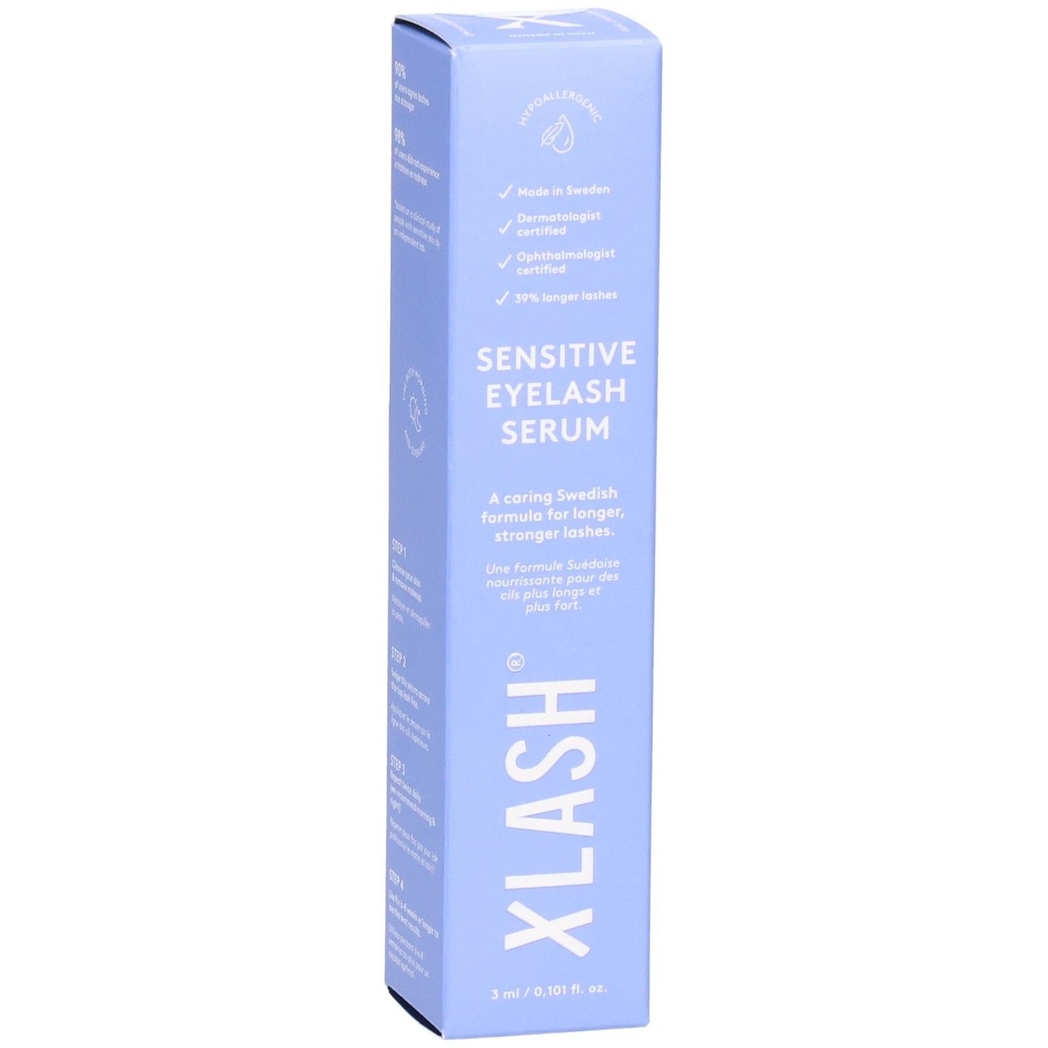 Hellblaue Verpackung mit Produktnamen: SENSITIVE EYELASH SERUM. Marke: XLASH. Text: 2 ml / 0.101 fl. oz. Zertifizierungen.