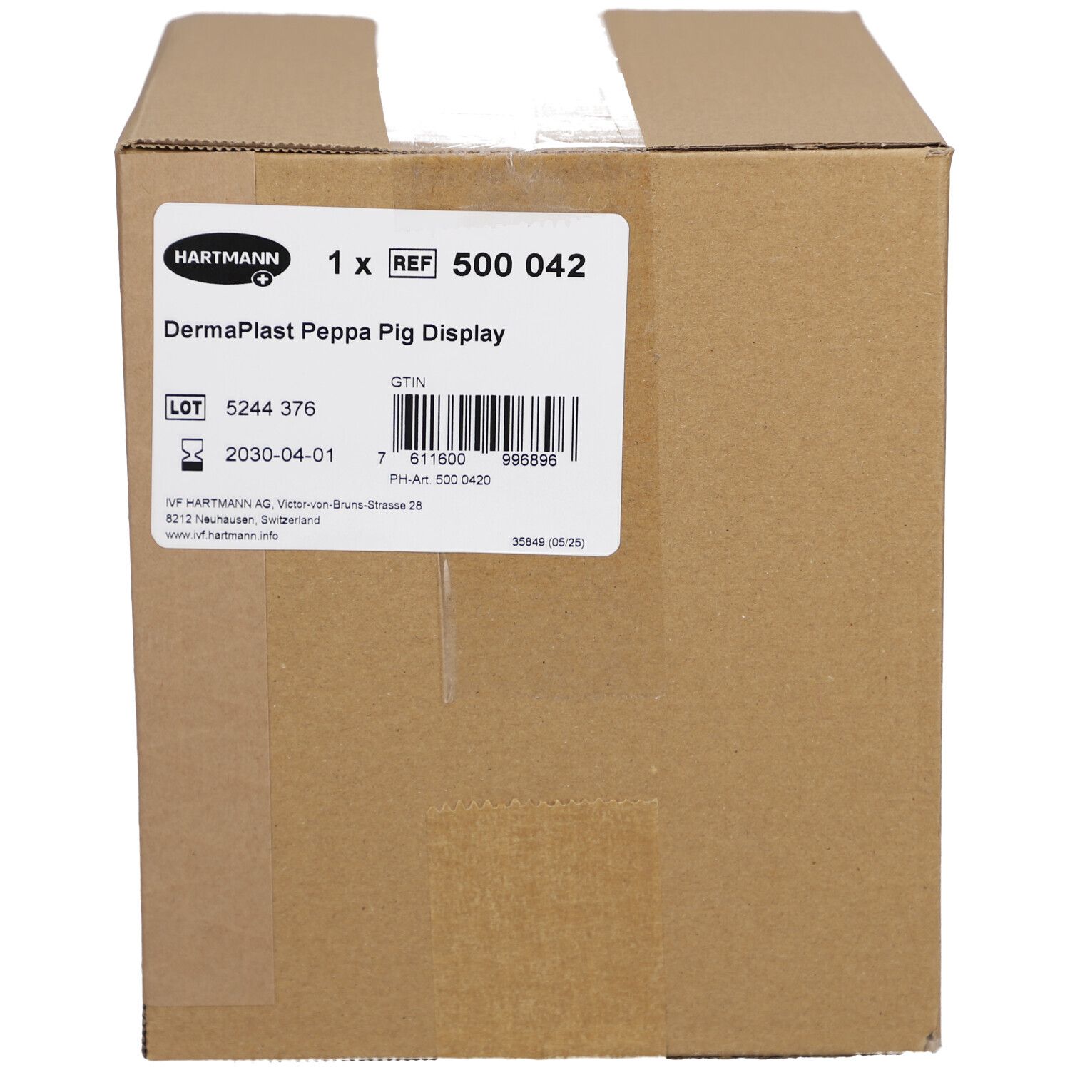 Karton mit Etikett. Aufschrift: DermaPlast Peppa Pig Display, Hartmann. Enthält Produktinformationen und Chargennummer.