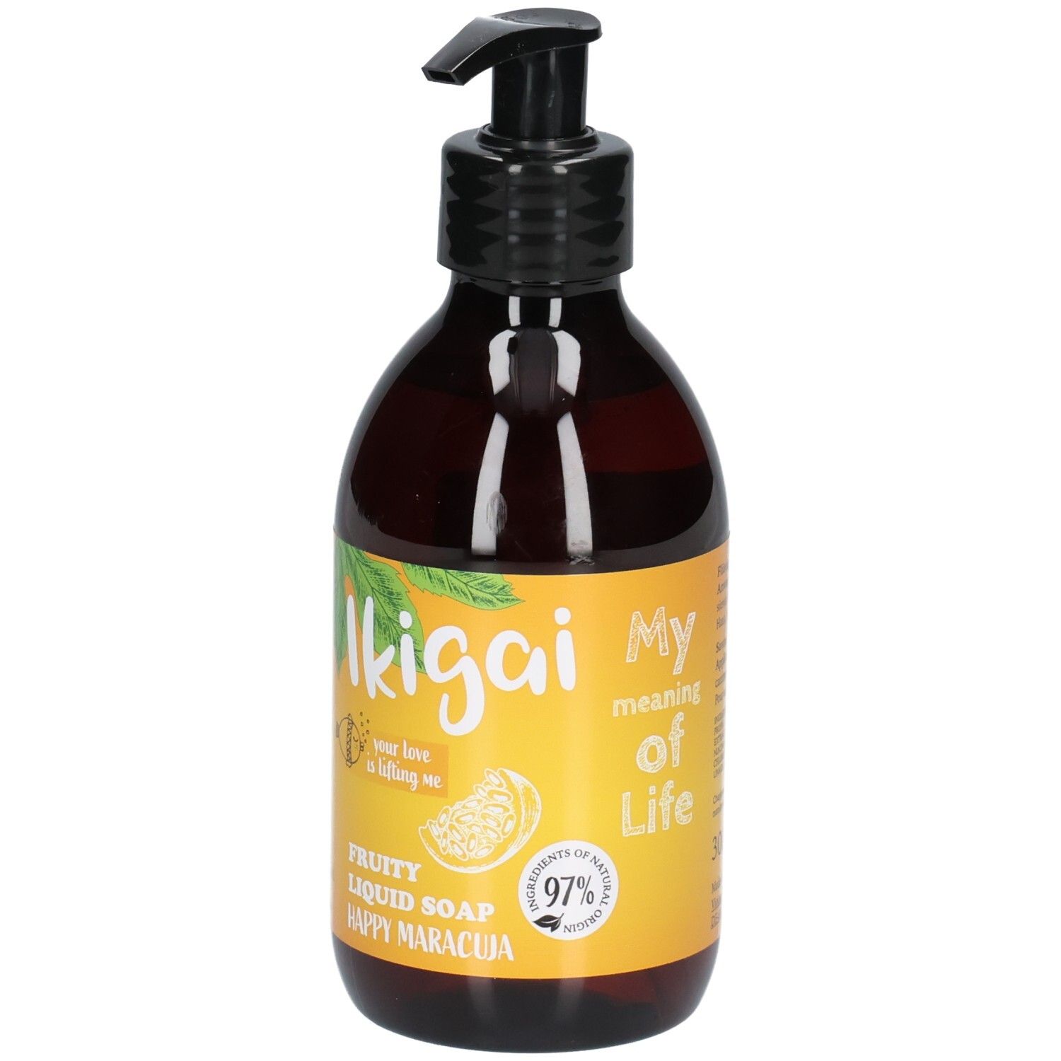 Braune Pumpflasche mit gelbem Etikett. Flüssigseife mit Maracuja-Duft. "Ikigai" und "97% Ingredients of Natural Origin" sind sichtbar.