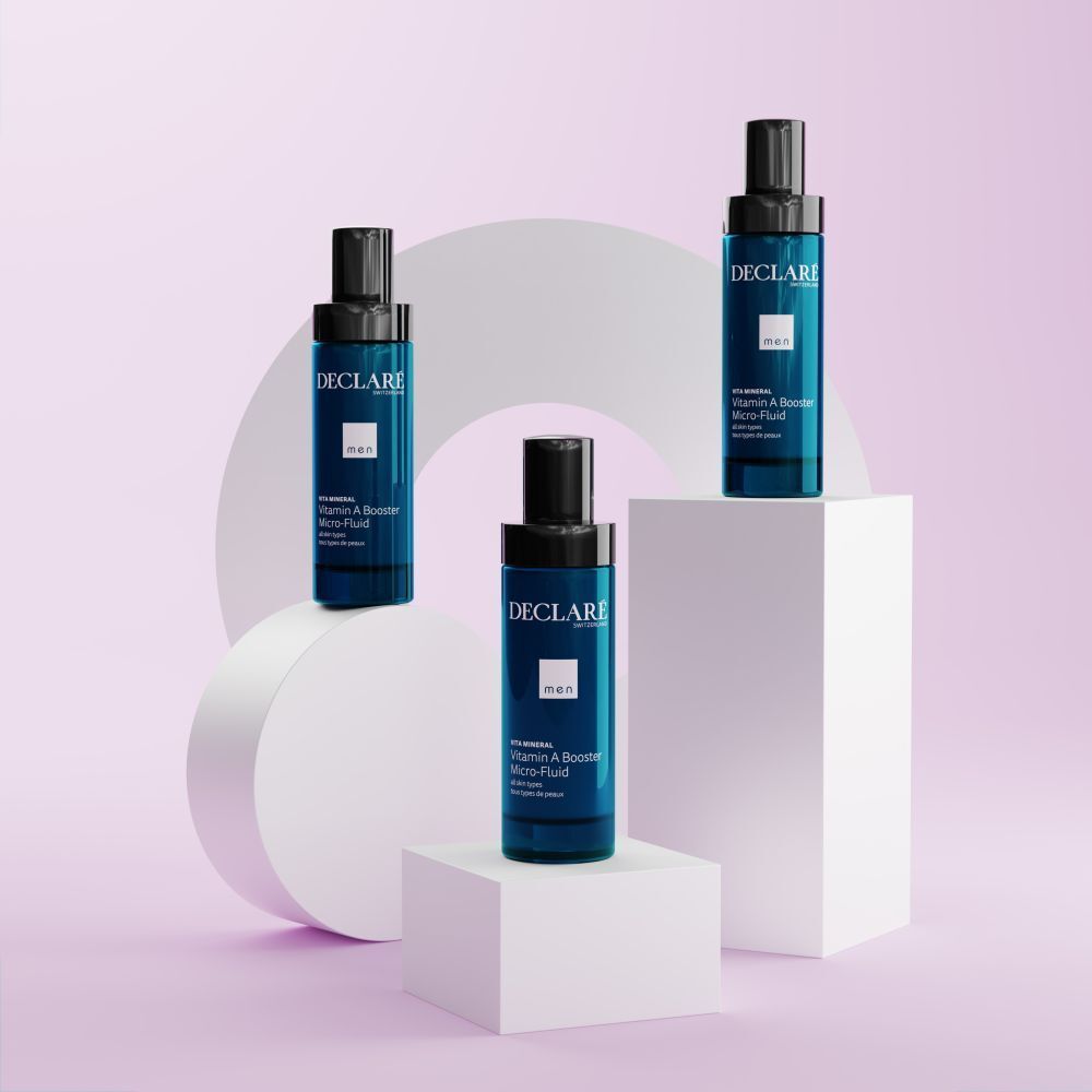 Trois flacons bleus avec bouchon noir sur socles blancs. Fond avec formes géométriques.