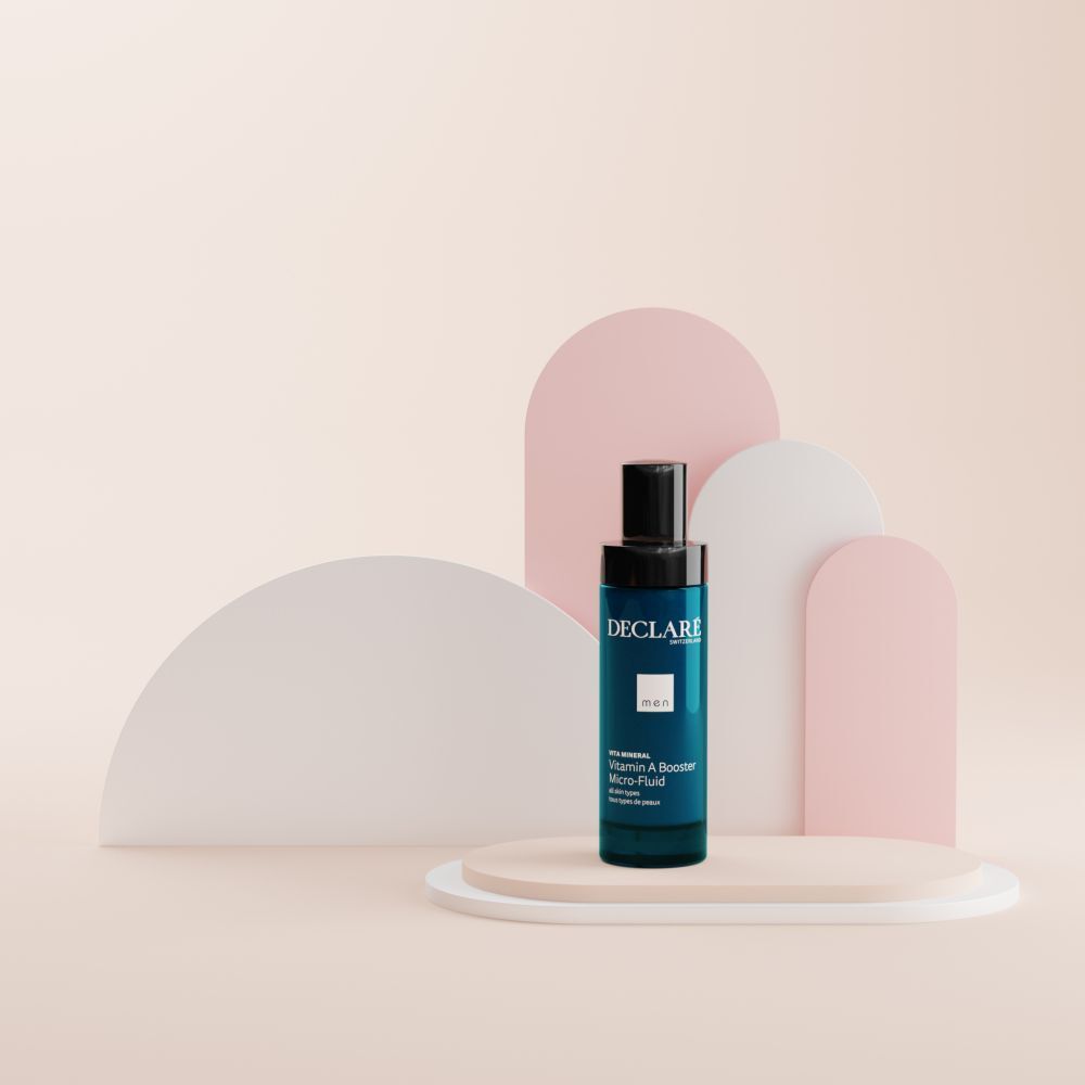 Flacon bleu avec bouchon noir sur socle. Fond avec formes roses et blanches.