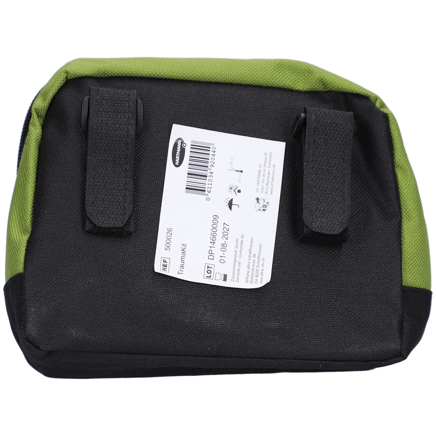 Rückseite der Erste-Hilfe-Tasche. Schwarzer Stoff mit grüner Oberseite. Zwei Schlaufen und ein Etikett.