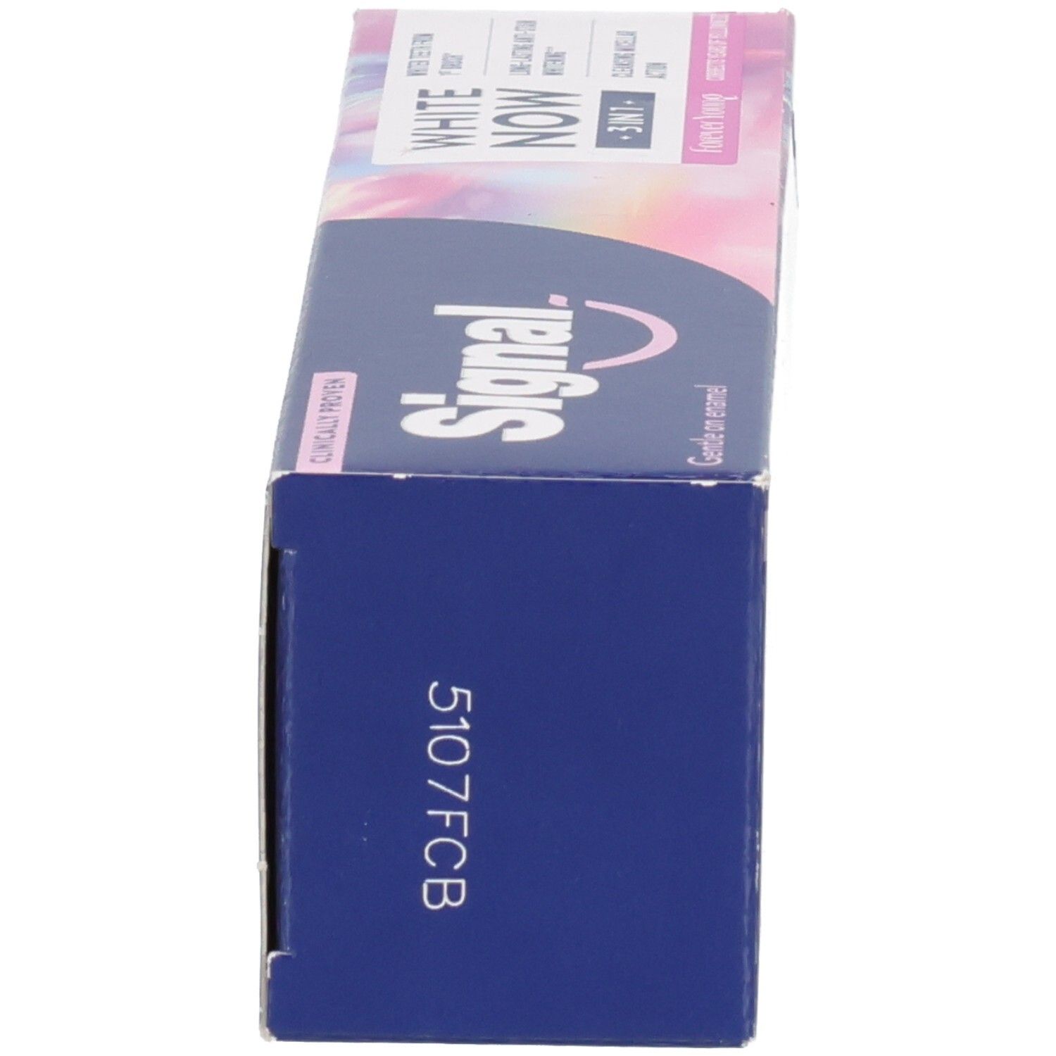 Boîte de dentifrice, vue latérale. Texte "WHITE NOW 3 IN 1" et "Forever Young". Marque : Signal.