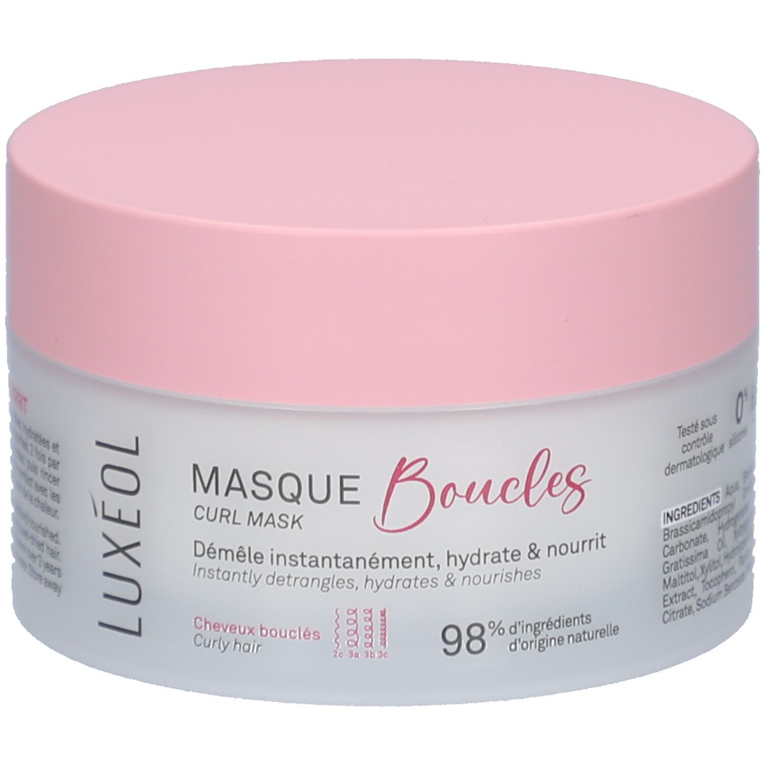 Pot rond avec couvercle rose. Inscription: MASQUE Boucles, CURL MASK. Pour cheveux bouclés. 98% d'ingrédients d'origine naturelle.