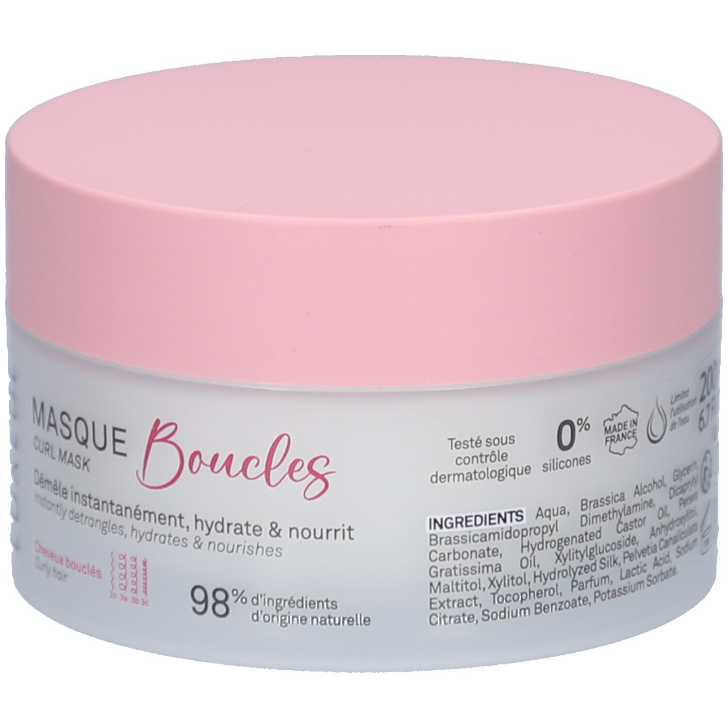 Pot rond avec couvercle rose. Inscription: MASQUE Boucles, CURL MASK. Pour cheveux bouclés. 98% d'ingrédients d'origine naturelle. Ingrédients.