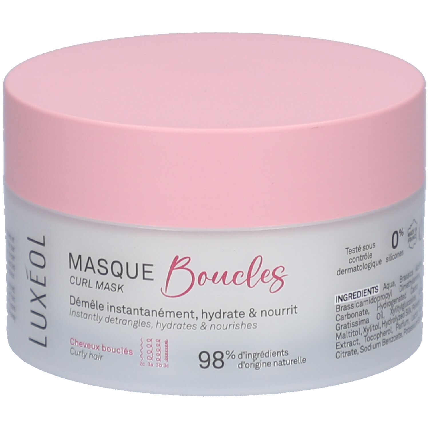 Pot rond avec couvercle rose. Inscription: MASQUE Boucles, CURL MASK. Pour cheveux bouclés. 98% d'ingrédients d'origine naturelle.