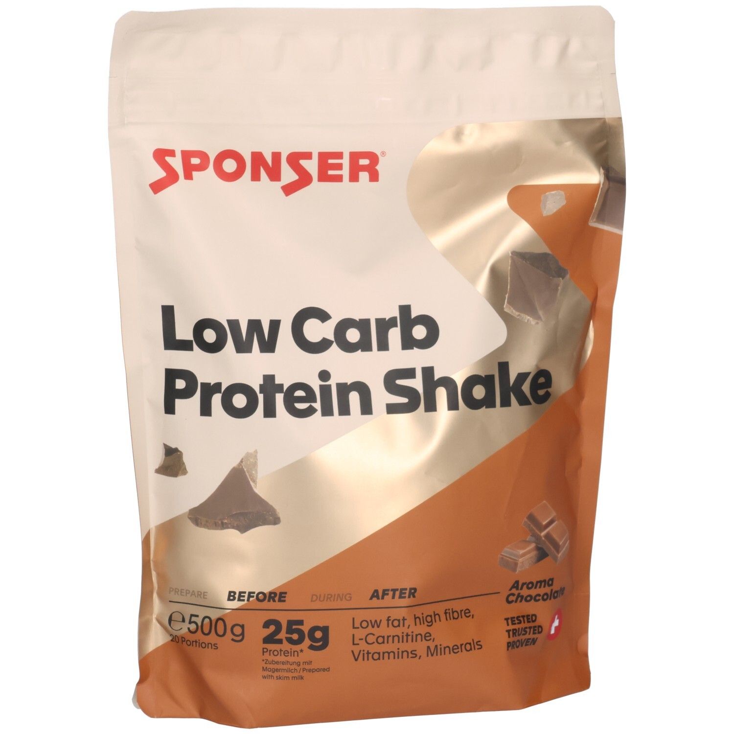 Beutel SPONSER Low Carb Protein Shake. Aufdruck: 500g, 25g Protein. Braune und goldfarbene Elemente. Schokoladenstückchen.