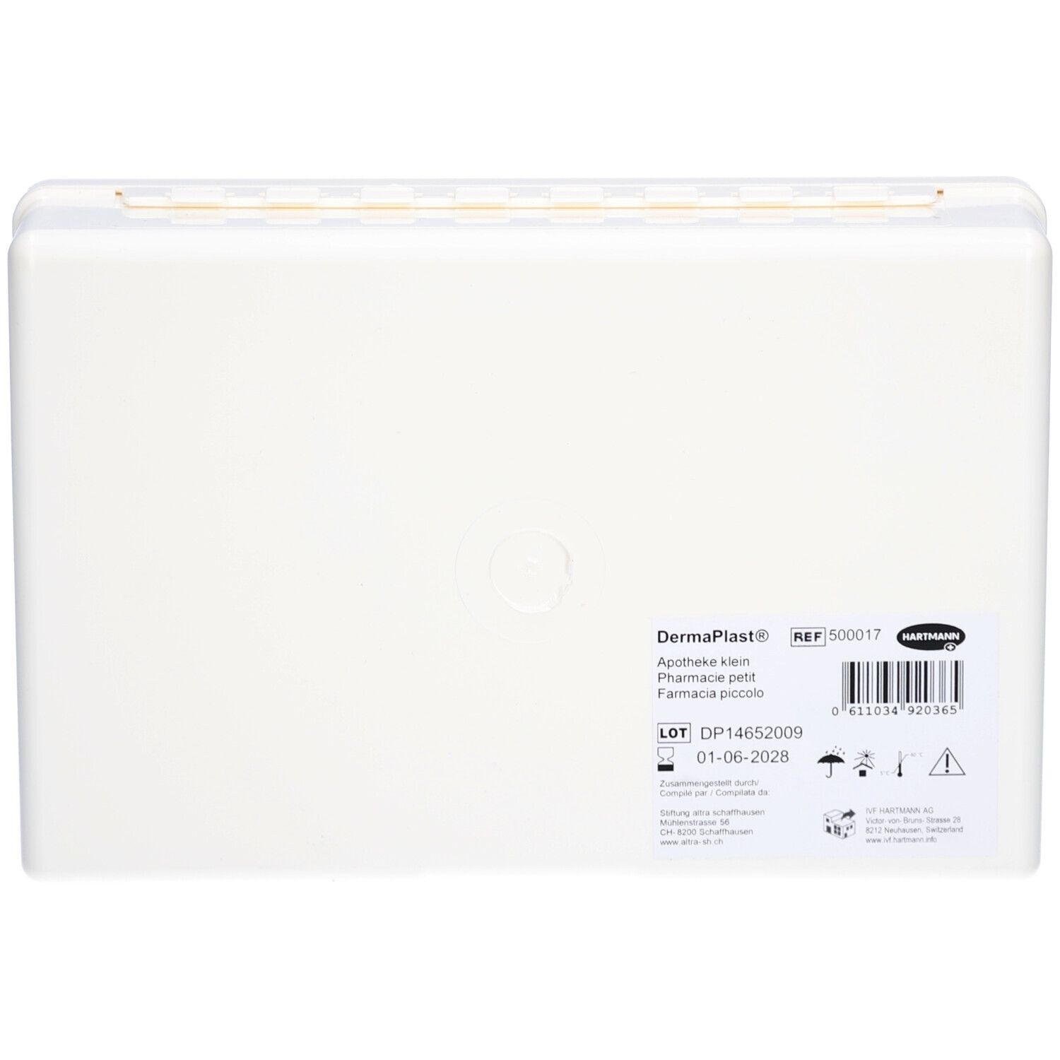 Rückseite der weißen Safety Box. Aufschrift: DermaPlast, Apotheke klein, Farmacia piccolo. Mit Chargennummer und Haltbarkeitsdatum.