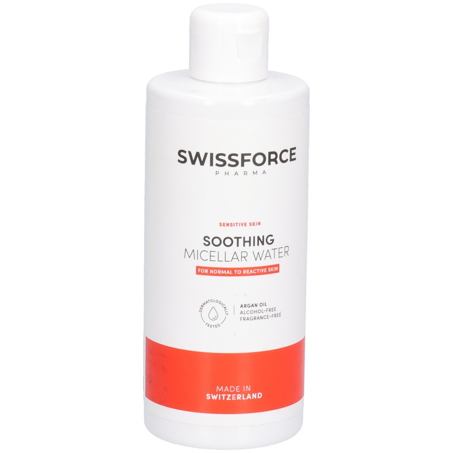 Weiße Flasche mit rotem Streifen. Aufschrift: SWISSFORCE, SOOTHING MICELLAR WATER. Für normale bis reaktive Haut. Hergestellt in der Schweiz.