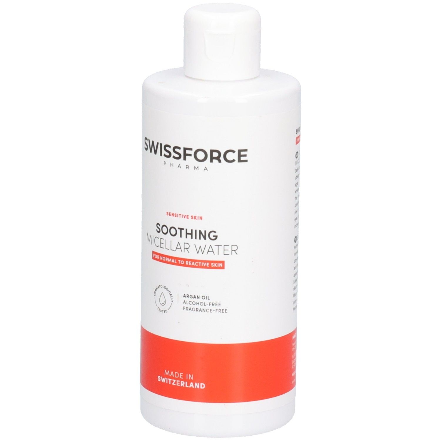Weiße Flasche mit rotem Streifen. Aufschrift: SWISSFORCE, SOOTHING MICELLAR WATER. Für normale bis reaktive Haut. Hergestellt in der Schweiz.