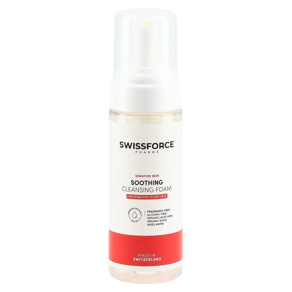 Weiß-transparente Flasche mit Sprühkopf. Aufschrift: SWISSFORCE, SOOTHING CLEANSING FOAM. Roter Streifen unten. Hergestellt in der Schweiz.