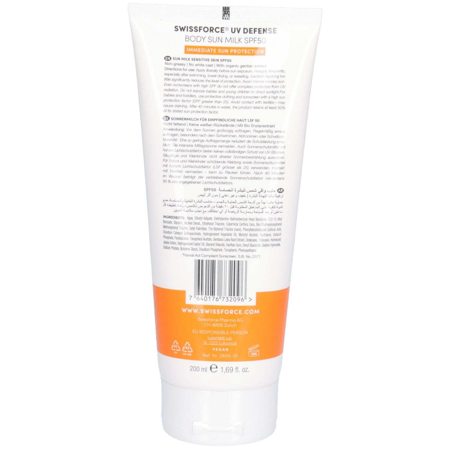 Rückseite einer weissen Tube. Text in mehreren Sprachen. Aufschrift: SWISSFORCE UV DEFENSE BODY SUN MILK SPF50. Enthält 200 ml.