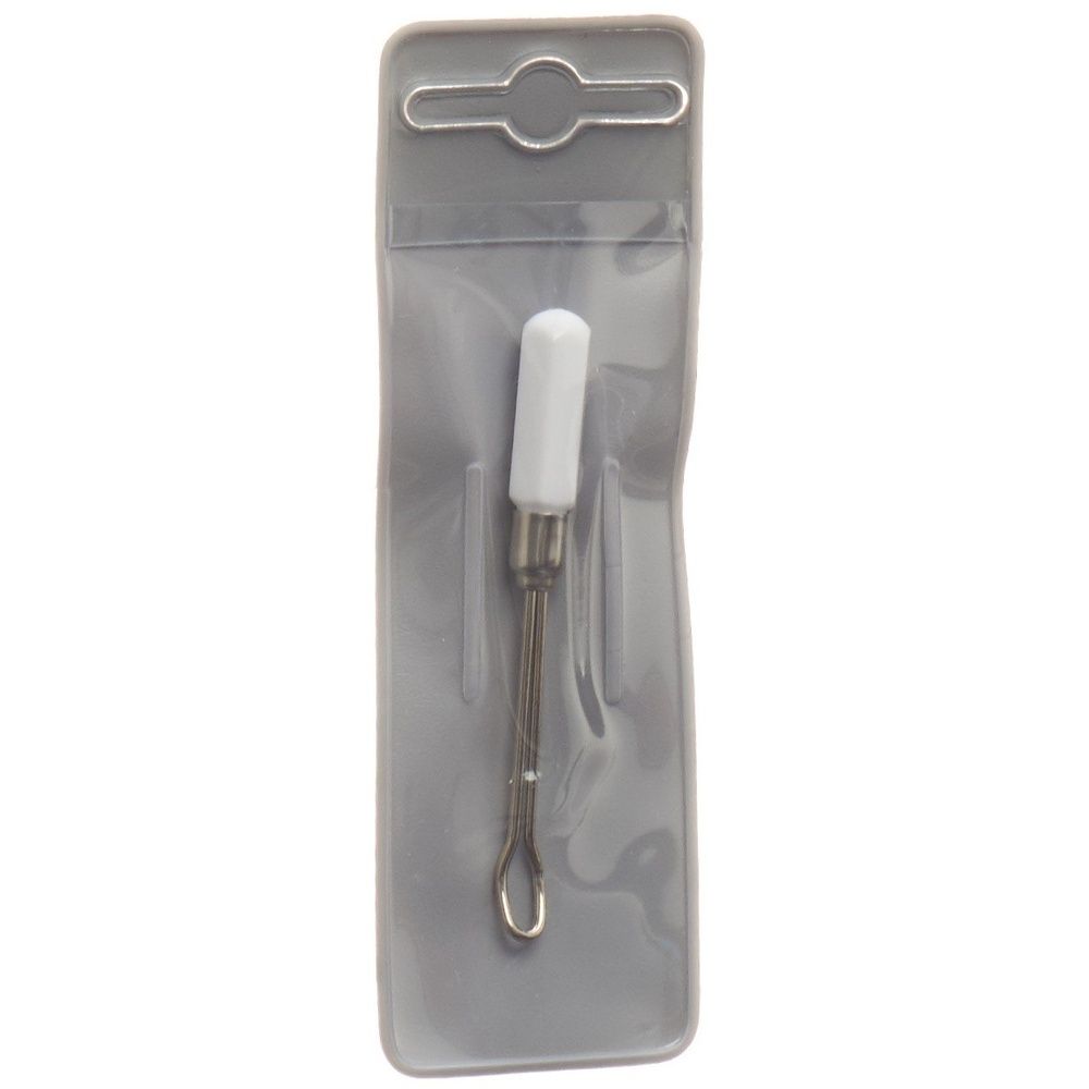 Ohrreiniger in transparenter Verpackung. Griff weiß, Metallstab mit Schlaufe. Verpackung mit Aufhängevorrichtung.
