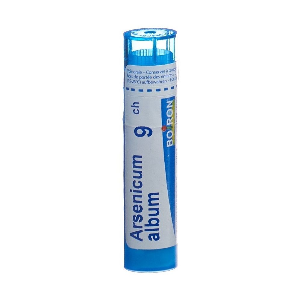 Zylinderförmige Flasche mit blauem Deckel. Aufschrift: Arsenicum album 9 ch, BOIRON. Weiße und blaue Verpackung.