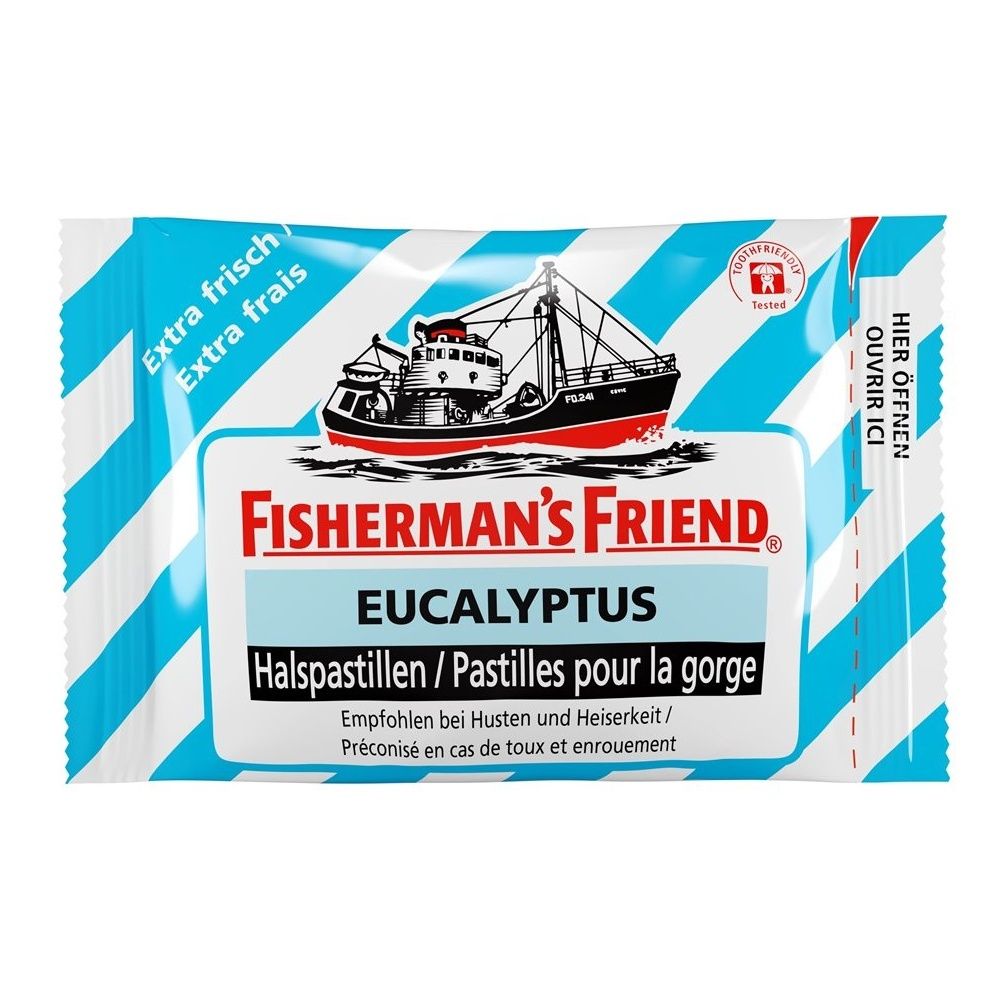 Sachet de pastilles. Emballage bleu et blanc rayé avec logo et texte: FISHERMAN'S FRIEND, EUCALYPTUS. Contient un bateau. Texte: Pastilles pour la gorge.