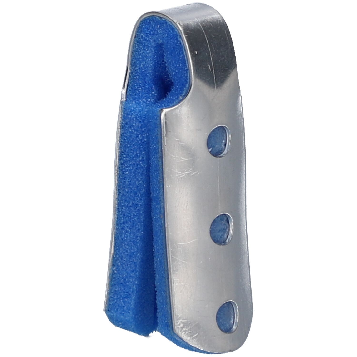 Attelle de doigt, métal argenté, rembourrage bleu, trois trous. Vue oblique.