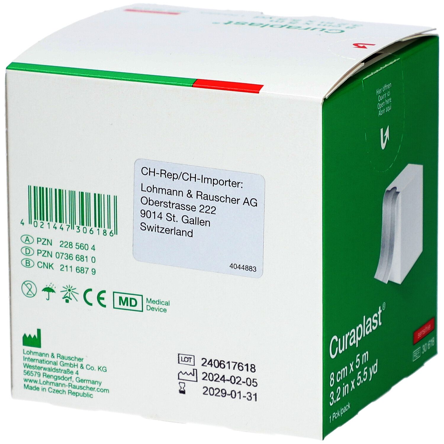 Rückseite der Curaplast Wundschnellverband-Verpackung. Sichtbar: Herstelleradresse, Chargennummer, Haltbarkeitsdatum, CE-Kennzeichnung.