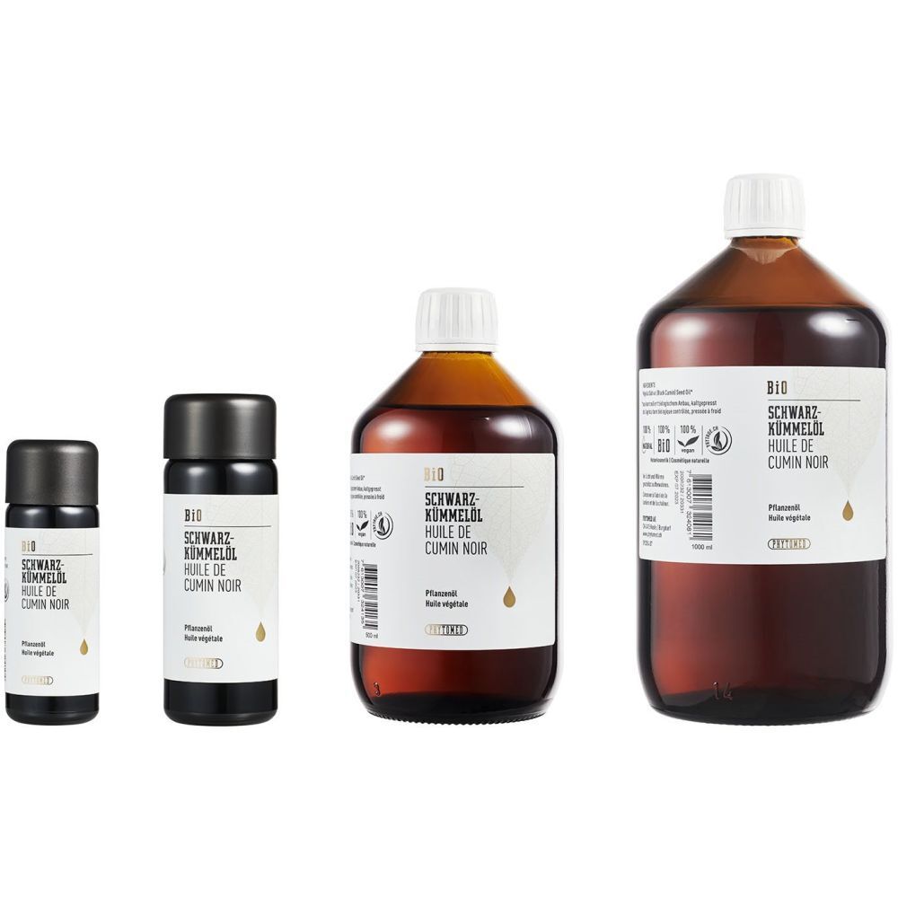 Mehrere Flaschen Bio-Schwarzkümmelöl in verschiedenen Größen. Braune Glasflaschen mit weißen Etiketten und schwarzen Deckeln.