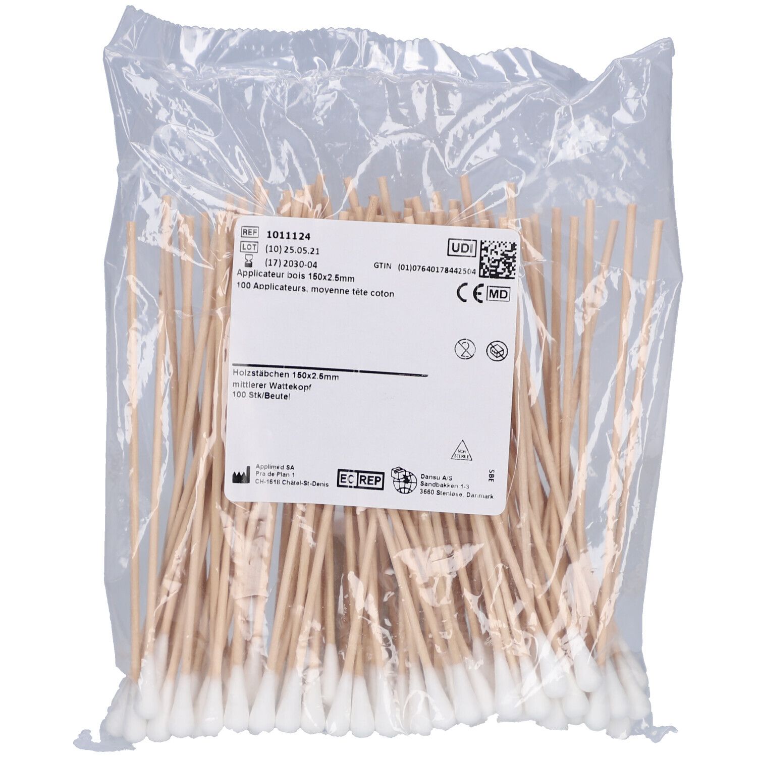 Wattestäbchen in transparenter Verpackung. Holzstäbchen mit Watte. Aufdruck mit Produktinformationen und CE-Kennzeichnung.