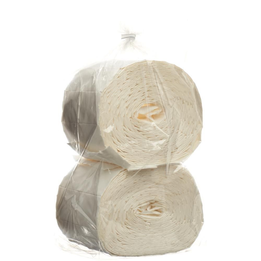 Zwei gerollte Zellulosetupfer in transparenter Verpackung. Die Rollen sind hell und in Folie eingeschweißt.