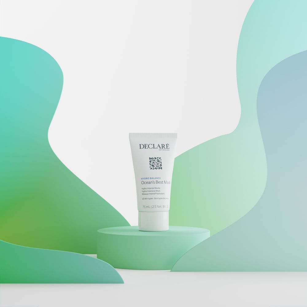 Tube blanc sur socle vert. Fond avec formes vertes et bleues. Inscription : DECLARÉ, Ocean's Best Mask.