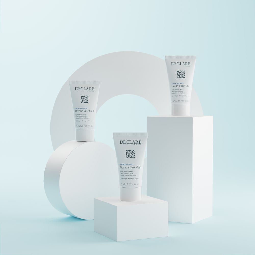 Trois tubes blancs sur socles blancs. Fond avec cercle et cubes blancs. Inscription : DECLARÉ, Ocean's Best Mask.