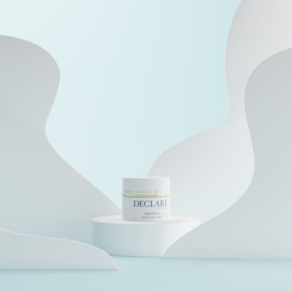 Weißer Tiegel mit goldfarbenem Deckel. DECLARÉ-Logo und Produktname Hydroforce. Auf Podest platziert.