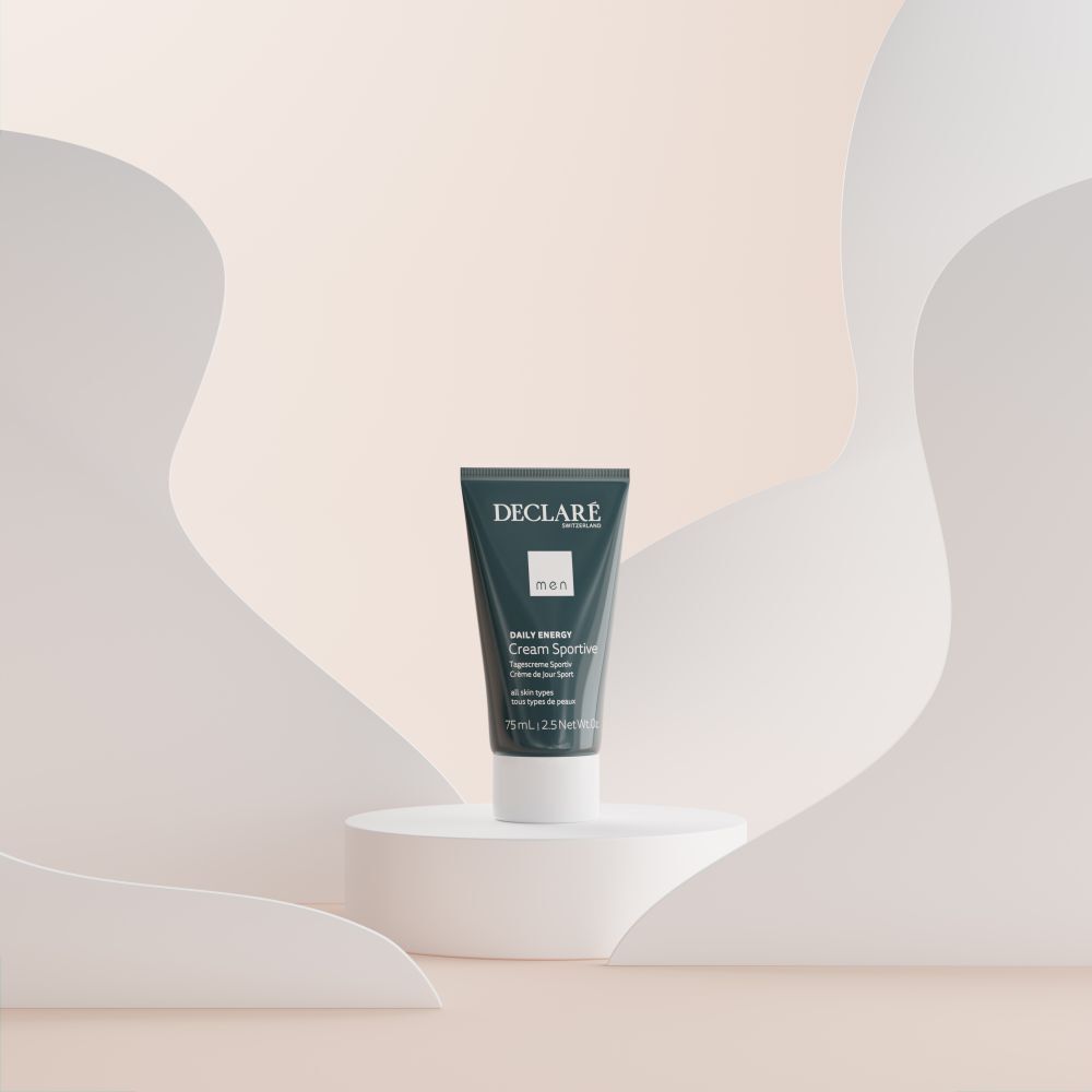 Produit sur socle. Tube bleu avec bouchon blanc. Inscription : DECLARÉ, men, Crème Sportive.