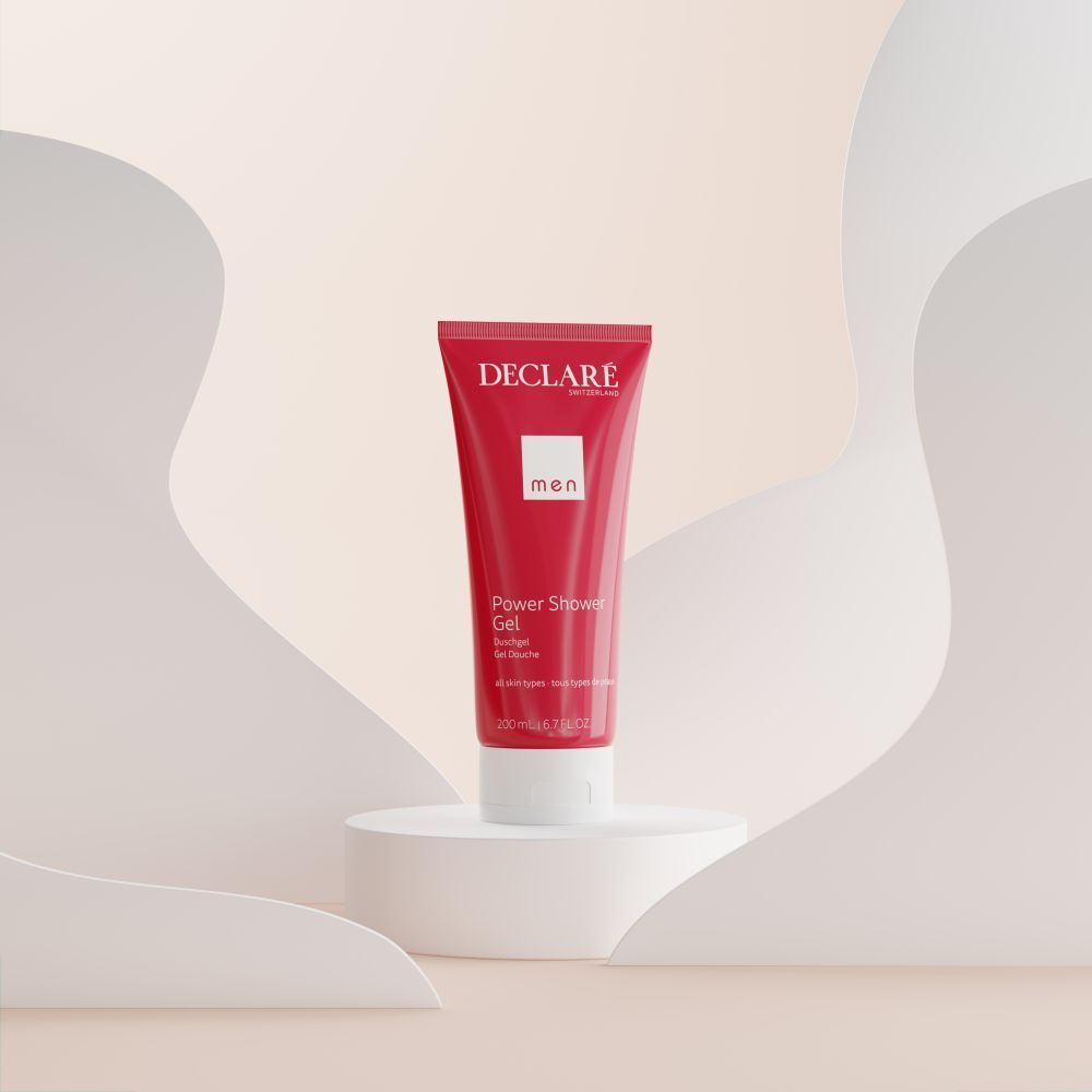 Tube rouge avec bouchon blanc sur un socle. Inscription: DECLARÉ, Power Shower Gel, men.