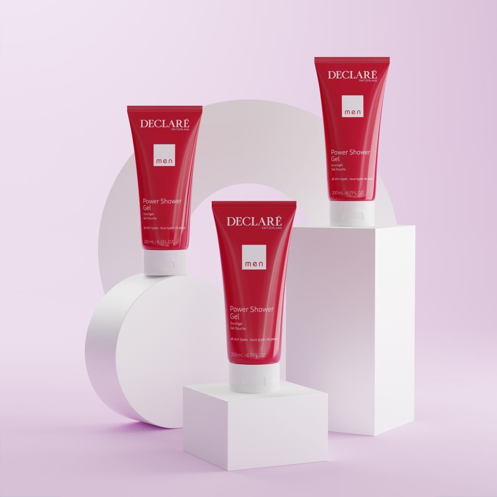 Trois tubes rouges avec bouchon blanc sur des socles. Inscription: DECLARÉ, Power Shower Gel, men.