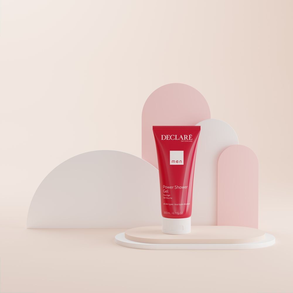Tube rouge avec bouchon blanc sur un socle. Inscription: DECLARÉ, Power Shower Gel, men.