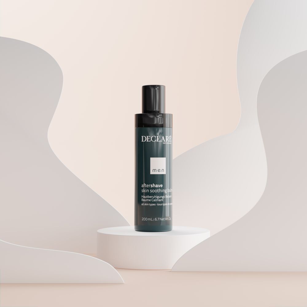 Produkt auf Podest. DECLARÉ Men After-Shave-Balsam. Blau-schwarze Flasche. Text: aftershave skin soothing balm.