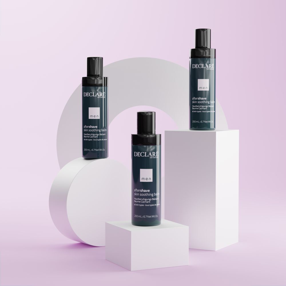 Drei Flaschen DECLARÉ Men After-Shave-Balsam. Blau-schwarz. Text: aftershave skin soothing balm. Auf Podesten.