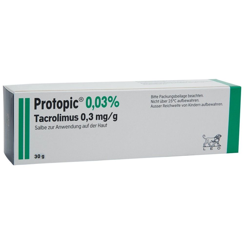 Weiße Faltschachtel mit grünen Streifen. Aufschrift: Protopic 0,03%, Tacrolimus 0,3 mg/g, Salbe. Enthält 30 g. Hinweise auf der Verpackung.